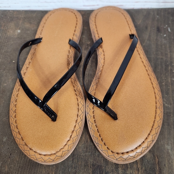 VINEYARD VINES Skinny Strap Patent Leather Flip Flops (8) - Picture 2 of 6